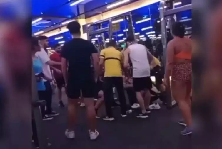 Recentemente, homens saíram no soco em uma academia em Belém, no Pará. A briga começou justamente na tentativa de revezar um aparelho. A disputa pelo equipamento se transformou em duelo físico. 