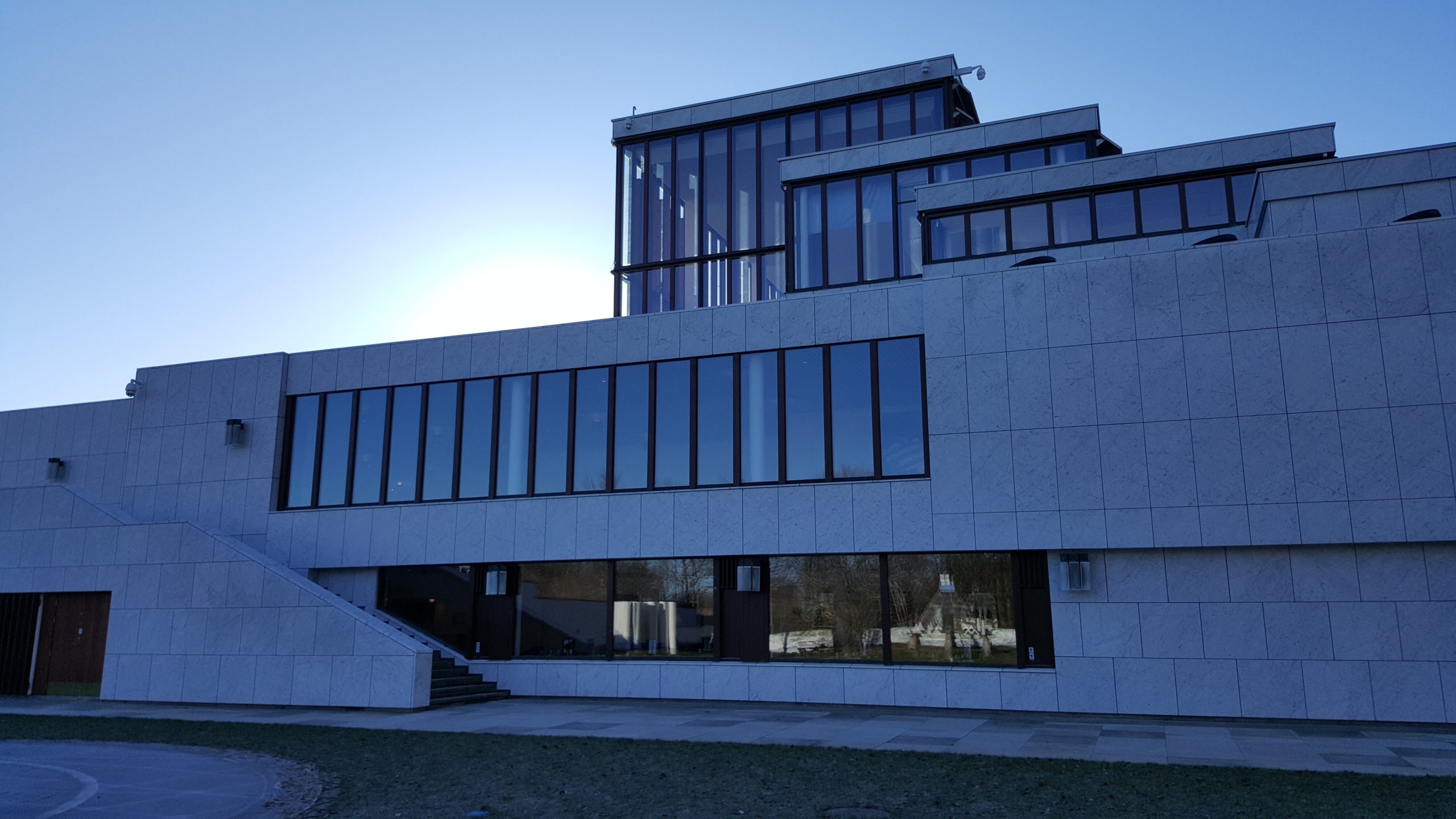 O museu chegou a exibir as pinturas em branco de Haaning, assim como seu e-mail impresso explicando o conceito de seu protesto.