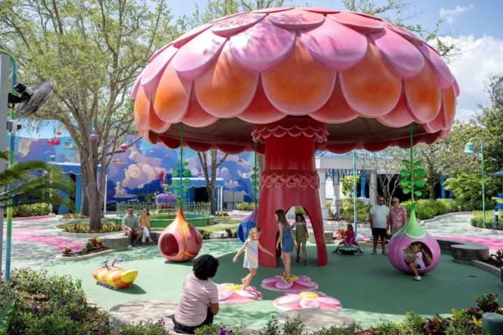 Poppy’s Playground: Localizado sob um cogumelo gigante de 6 metros, o Poppy’s Playground é uma área de recreação repleta de flores, insetos coloridos e estátuas animadas. Perfeito para as crianças!