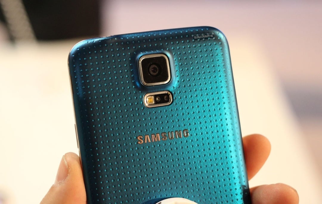 Para verificar a versão do sistema operacional, o caminho é simples. No Android: vá em Configurações e depois em Sobre o telefone. 