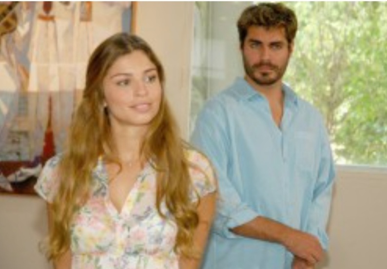 Após o reality, foi contratada pela TV Globo e começou a estudar interpretação. Estreou como atriz na novela “Páginas da Vida” (2006), onde surpreendeu pela entrega no papel de uma jovem com deficiência intelectual, marcando o início de uma transição promissora para a dramaturgia. O ator Thiago Lacerda elogiou o desempenho da colega.