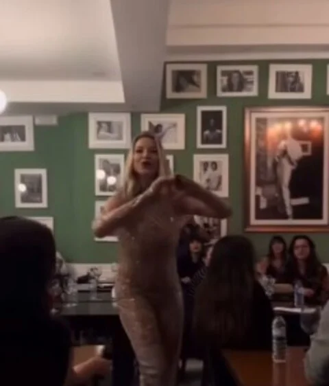 Ela se apresenta no restaurante La Fiorentina, em Lisboa, caminhando no espaço entre as mesas do estabelecimento cantando músicas em português e inglês. Entre uma canção e outra, Luana divide com o público algumas experiências pessoais. 

