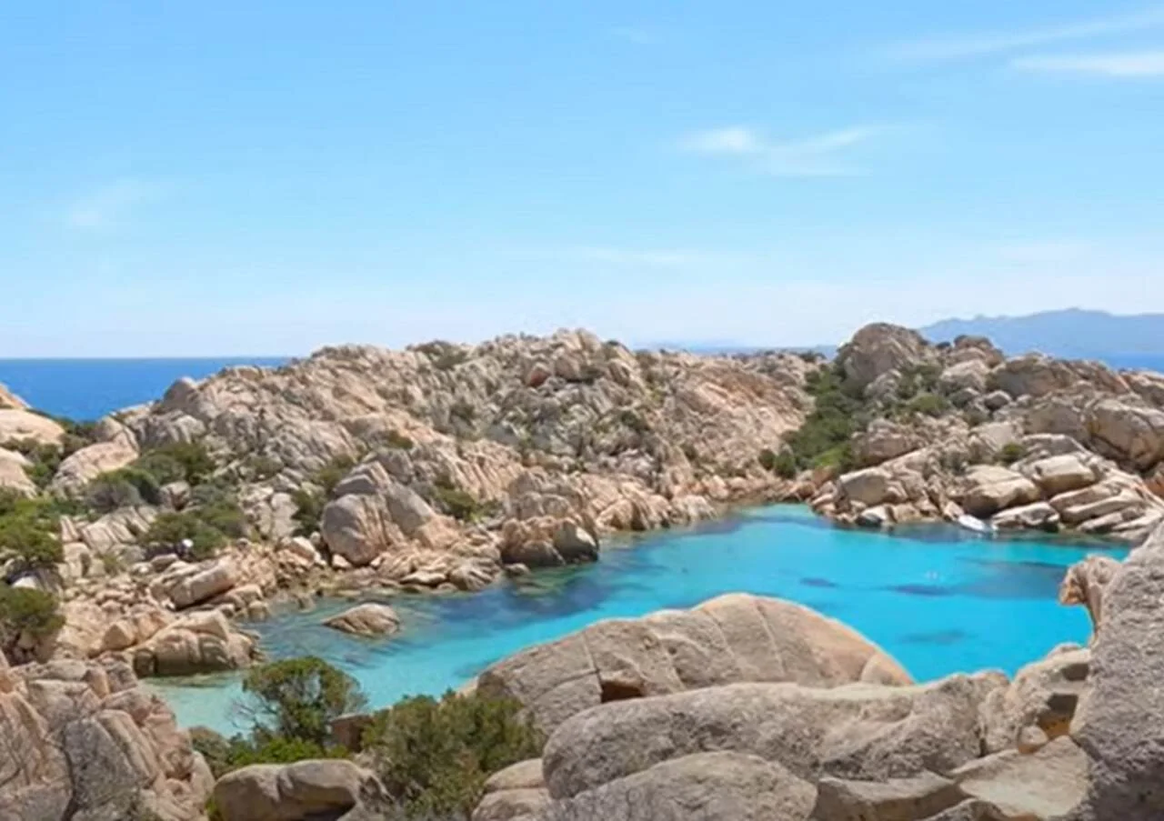 A famosa Spiaggia di Cala Coticcio, considerada uma das mais belas da região, é conhecida como o Tahiti da Sardenha devido à sua incrível piscina natural formada por águas cristalinas.