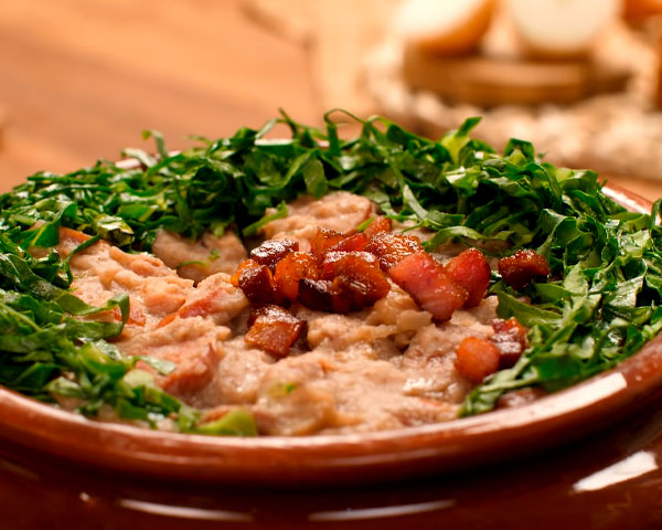 Tutu: um ótimo jeito de aproveitar o feijão cozido guardado é incorporar farinha de mandioca até que se forme uma massa consistente. Pode-se temperá-lo antes da adição de farinha com bacon, linguiça calabresa, ovos cozidos, ervas frescas, como coentro e salsa, e pimenta.