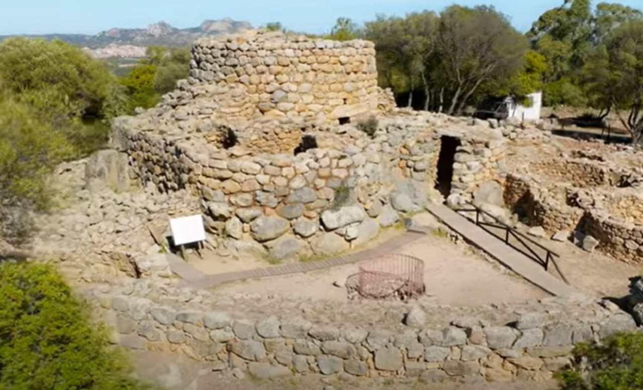 O Su Nuraxi é um complexo de torres de pedra construído pelos antigos nurágicos, povo que habitou a ilha entre 1800 e 300 a.C., e ainda hoje desperta o interesse dos arqueólogos devido aos seus mistérios e à complexidade de suas construções.