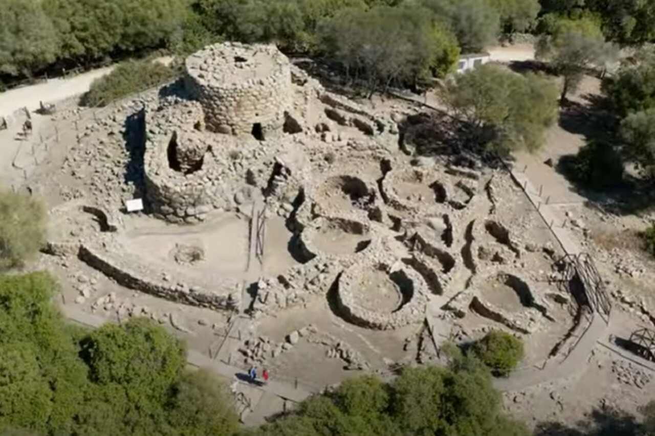 Um dos locais mais emblemáticos é o Vale dos Nuragues, onde se encontra o Su Nuraxi, um sítio arqueológico pré-histórico classificado como Patrimônio Mundial da Humanidade pela UNESCO.