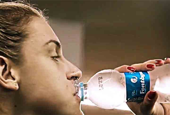 A água mineral, além de matar a sede e refrescar, é um produto sem contraindicação que ajuda a prevenir doenças, permite que a pessoa tenha mais disposição e proporciona uma sensação de saciedade. 