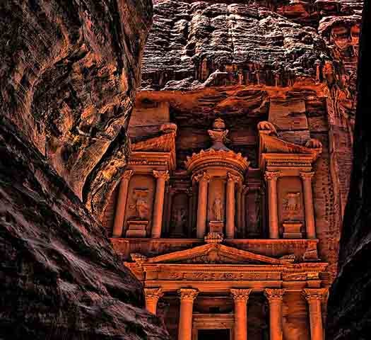 O Tesouro impressiona não apenas pela grandiosidade de sua fachada de 40 metros de altura, mas também pela delicadeza dos detalhes esculpidos na rocha.