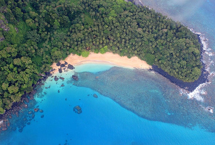 SÃO TOMÉ E PRÍNCIPE - A Linha do Equador também passa por São Tomé e Príncipe, país insular no Golfo da Guiné, na costa ocidental da África Central. Na foto, a Praia das Bananas (Banana Beach)
