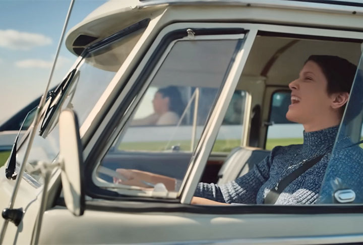 Elis Regina: Um dos assuntos mais comentados em 2023 foi a propaganda que recriou a imagem da cantora Elis Regina em um dueto com a filha, Maria Rita. 