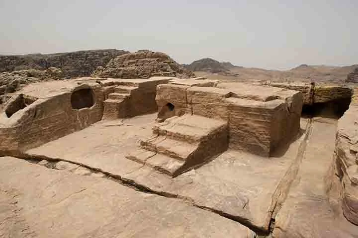 Outro ponto de grande interesse é o Altar dos Sacrifícios, um mirante natural que oferece uma vista ampla de Petra e das montanhas ao redor. Subir até lá permite aos visitantes observar a cidade do alto, imaginando como seria a vida naquela região há mais de dois mil anos.