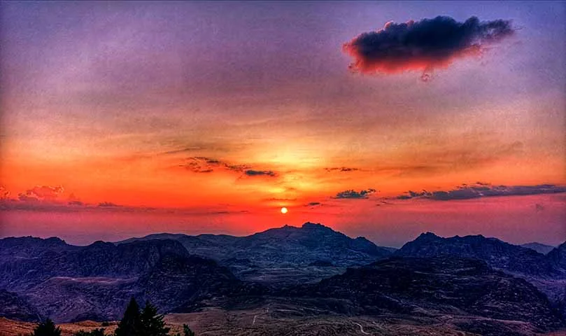 Além das ruínas, Petra é cercada por beleza natural. As formações rochosas, com suas camadas coloridas, criam um cenário impressionante. O pôr do sol em Petra é um espetáculo à parte, com a paisagem ganhando tons dourados que tornam o ambiente ainda mais mágico.