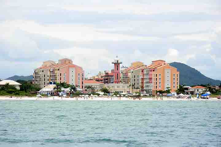 7º) Jurerê Internacional, Florianópolis: Com o metro quadrado custando em média R$ 20.583, o bairro se destaca por reunir tudo o que há de melhor em qualidade de vida: de casas de alto padrão a praias tranquilas.