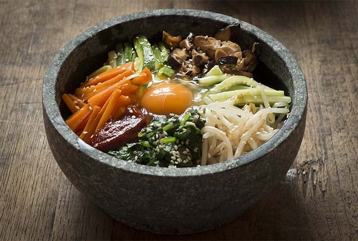 Dolsot bibimbap: conhecido como mexidão da Coreia, este prato consiste em arroz branco com vegetais e carne seca (Jerked beef) misturados e preparados em uma tigela de pedra vulcânica extremamente quente para que se cozinhe a gema de ovo cru que sobre os outros componentes.