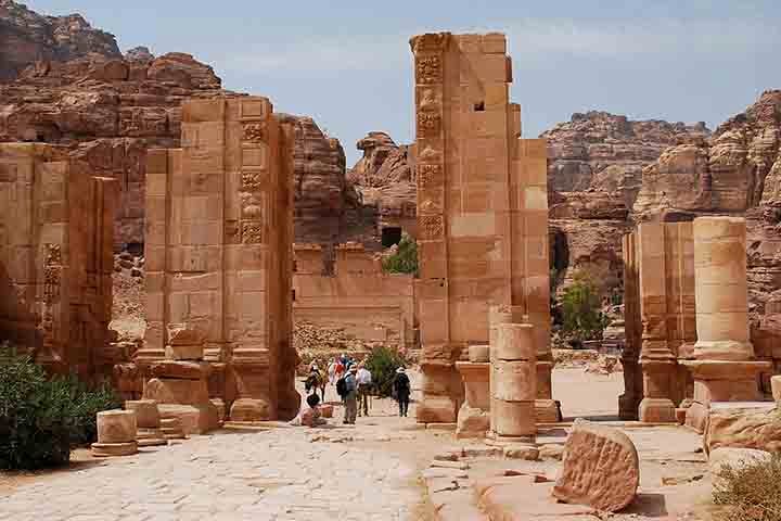 Mas Petra vai muito além do Tesouro. O sítio arqueológico se estende por uma vasta área, com uma infinidade de atrações a serem conhecidas.