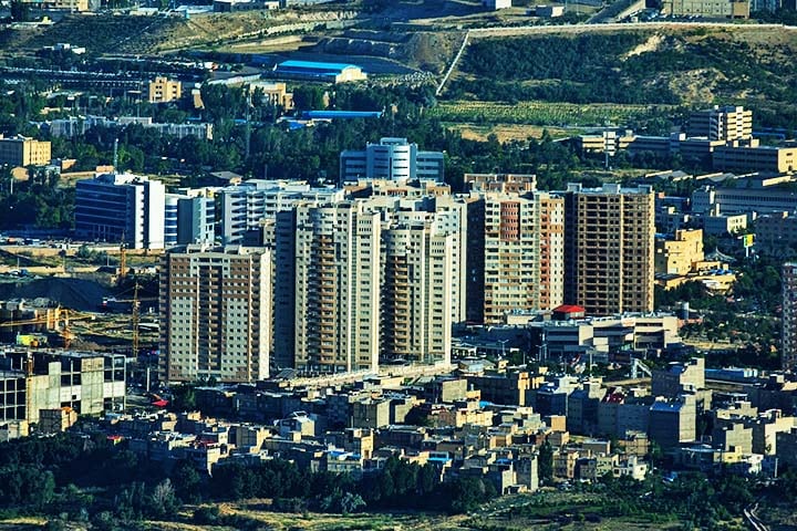 O país possui uma população de cerca de 10 milhões de habitantes, sendo a maioria de etnia azeri e de religião muçulmana xiita.