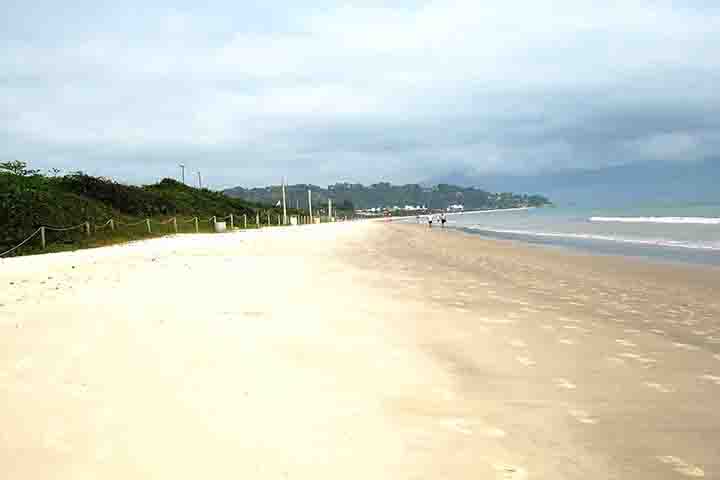 O valor dos imóveis cresce por causa da boa infraestrutura do bairro, que conta com casas de alto padrão, praias, além de áreas de lazer, lojas e restaurantes refinados.