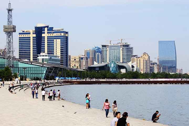 O país também tem investido em eventos esportivos e culturais de grande porte, como os Jogos Europeus de 2015 e o Grande Prêmio de Fórmula 1 em Baku, como forma de aumentar sua visibilidade global.