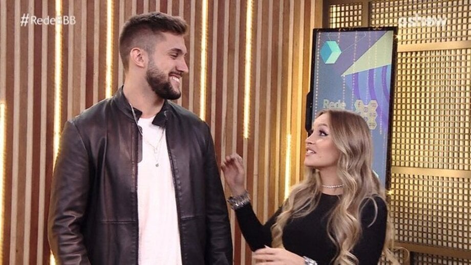 Arthur Picoli e a atriz Carla Díaz se relacionaram no BBB21, porém não deram sequência ao romance fora do confinamento. O educador físico, por sinal, atualmente namora Ivy Moraes, que participou do reality show em 2020, um ano antes.