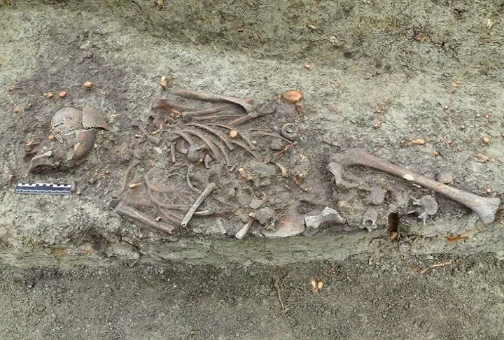 A escavação revelou um cemitério de pessoas marginalizadas, onde outros indivíduos também foram enterrados com medidas cautelares semelhantes, como pedras no peito e moedas na boca.