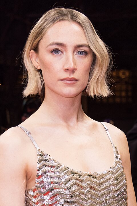 SAOIRSE RONAN - Bronx, Nova York,  12 de abril de 1994 -  Criada na Irlanda, filha de pais irlandeses, Saoirse começou a atuar em 2003, mas seu grande momento foi em Desejo e Reparação (2007), com indicação ao Oscar com apenas 13 anos. Outras atuações marcantes incluem Lady Bird (2017) e Adoráveis Mulheres (2019), pelos quais concorreu ao Oscar.
