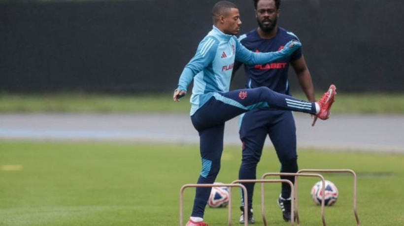 Uruguaio volta a passar por exame de imagem, que não constata lesão, mas segue com dores no joelho esquerdo e pode não atuar no torneio