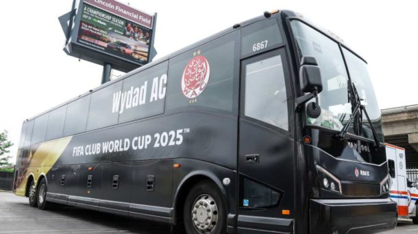 Técnico e membros da comissão técnica estavam no veículo, mas ninguém se feriu gravemente; clube marroquino disputa o Mundial de Clubes nos EUA
