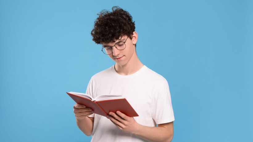 Ler obras literárias com conteúdo histórico permite ao estudante refletir sobre o passado com mais interesse (Imagem: New Africa | Shutterstock)