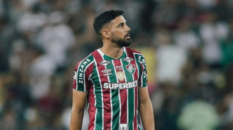 Tudo começou quando o zagueiro notou que não conseguia acessar sua acomodação, mesmo com o cartão de entrada em mãos