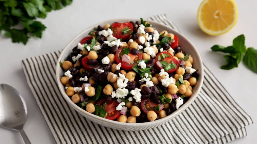 O feijão-preto e o grão-de-bico são aliados da saúde do coração (Imagem: Liudmyla Chuhunova | Shutterstock)