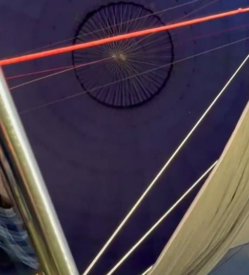 Imagens registradas por passageiros mostram o momento em que o incêndio começa e a tentativa desesperada de conter as chamas.