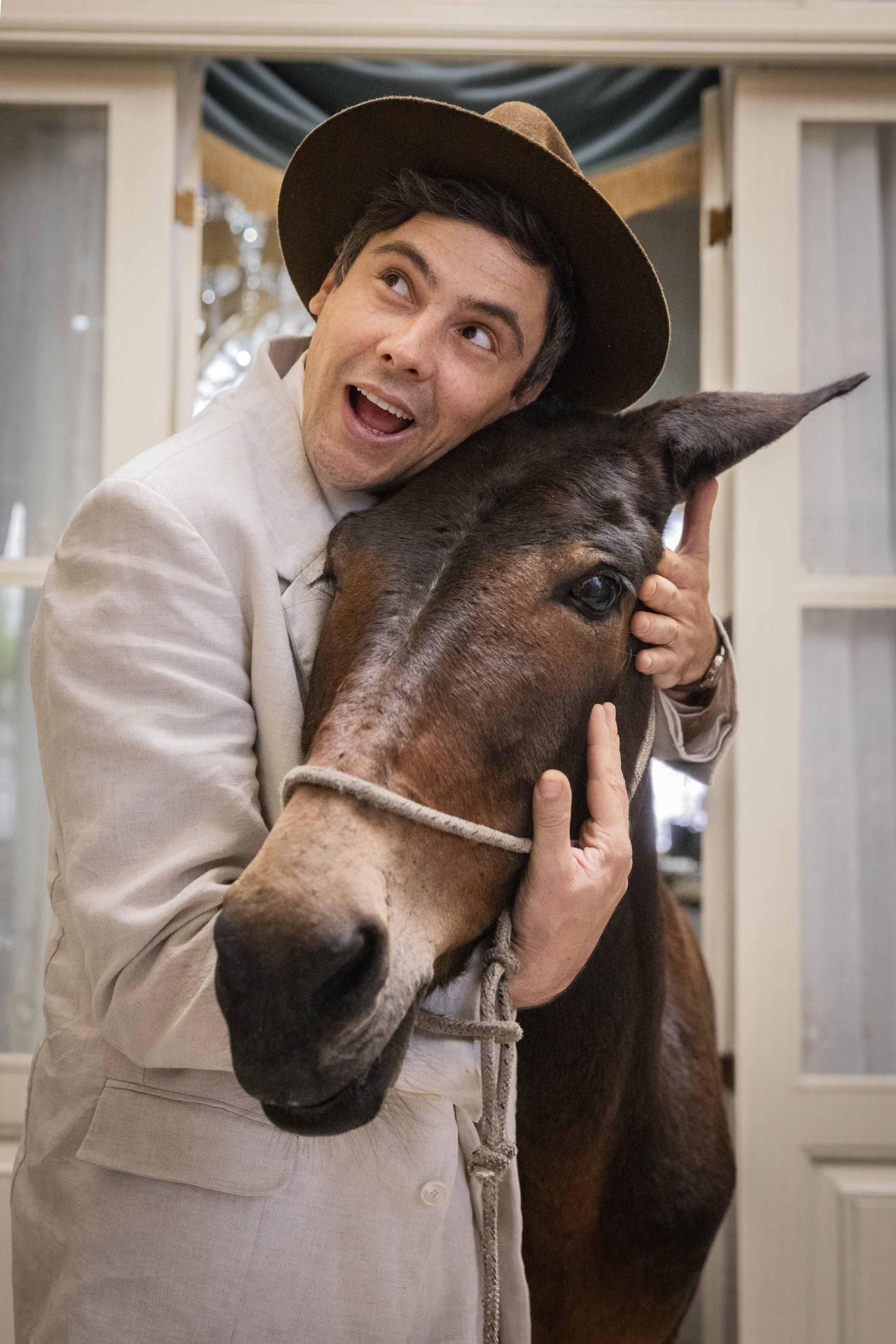 Candinho (Sergio Guizé) e Burro Policarpo (Juliana), na novela "Êta Mundo Melhor", que estreia este mês