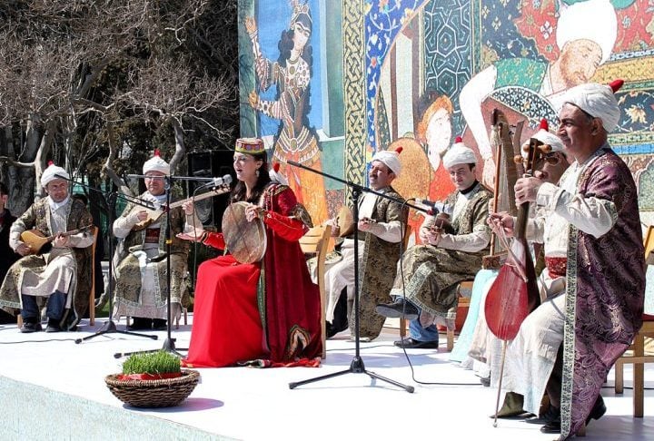 A cultura azeri é uma mistura de influências turcas, persas e russas. A música tradicional, como o mugam, e a dança folclórica são muito valorizadas.