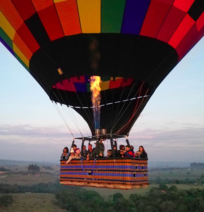 Em Boituva, interior de São Paulo, diversas empresas oferecem voos regulares e passeios românticos de balão.