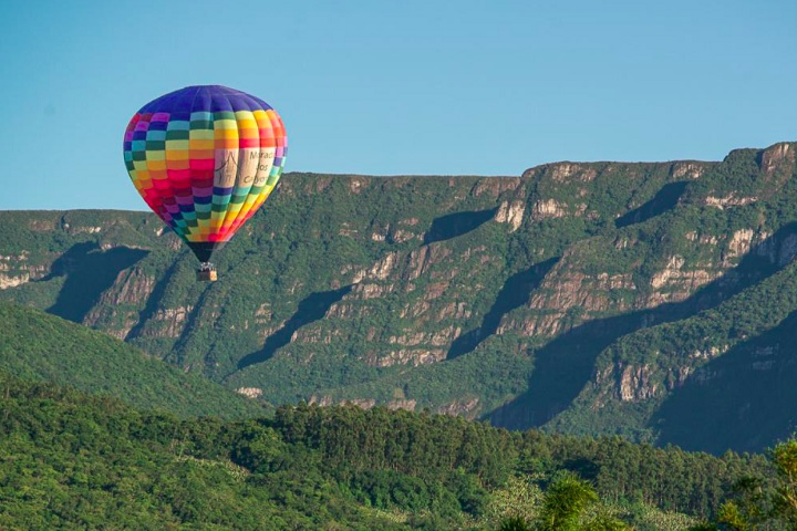 Outra cidade do RS famosa pela prática do balonismo é Cambará do Sul, uma das principais bases para visitar os cânions dos Parques Nacionais dos Aparados da Serra e da Serra Geral.
