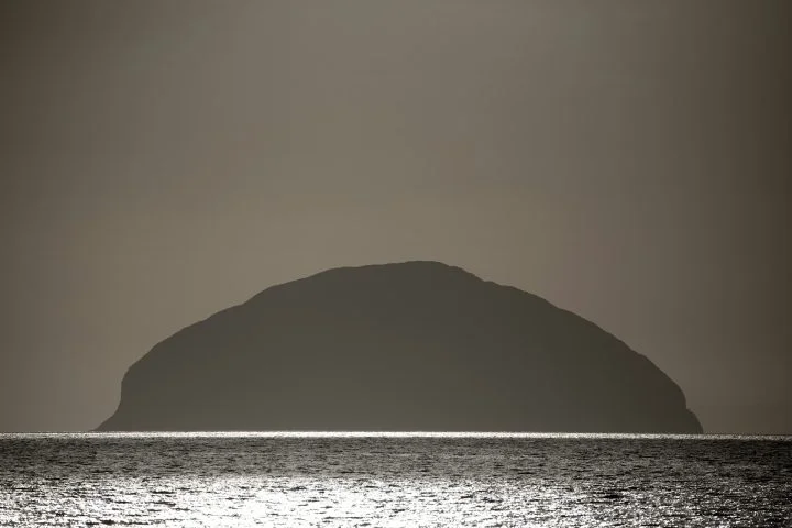 Ao longo da história, algumas ilhas ao redor do mundo já sumiram, reapareceram ou permanecem misteriosas, desafiando navegadores e até mesmo a ciência.