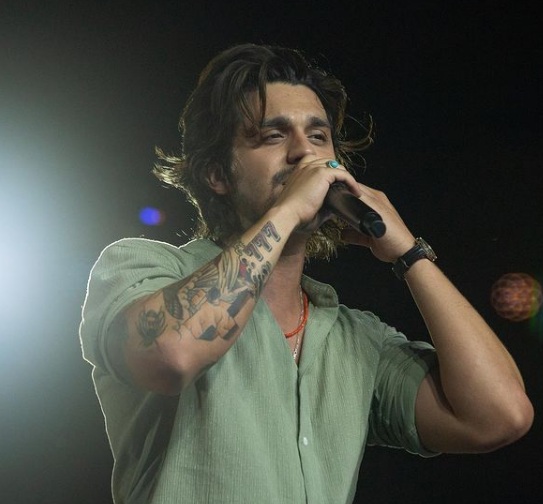 Pouco depois, Luan Santana começou a cantar. Na adolescência, por insistência dos amigos, arriscou-se como profissional. Em 2007, começou a tocar nas rádios com a canção Falando Sério. Já em agosto, subiu ao palco profissionalmente pela primeira vez, na cidade de Bela Vista (MS).