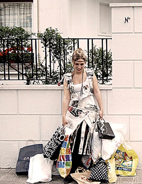 9) EXCESSO DE COMPRAS - Outro ato compulsivo comum é o consumo de produtos nas lojas. Muitas pessoas deprimidas ou ansiosas partem para as compras sem pensar nas consequências. E acabam ficando endividadas. 