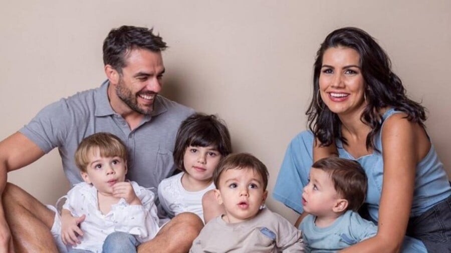 Um dos casais mais longevos formados no BBB, Daniel Saullo e Mariana Felício têm quatro filhos. No BBB4, eles se envolveram no início, mas o modelo também teve um affair com a participante Roberta Brasil. Mari, que beijou Rafael na casa, foi a segunda colocada daquela edição.