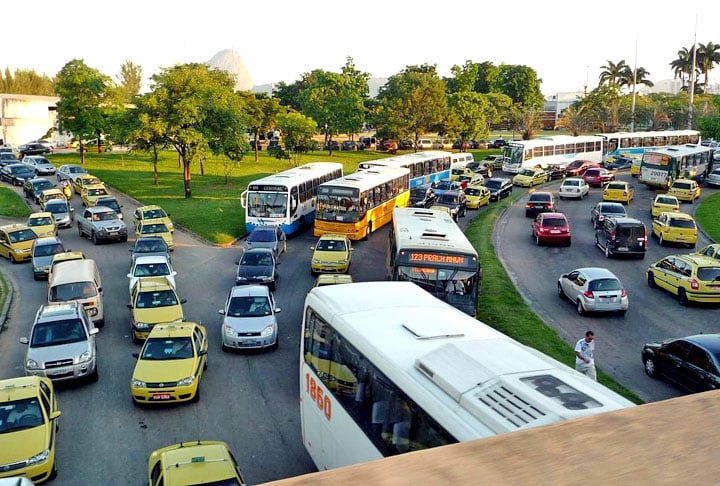 Ouça rádio no carro ou leia algo no ônibus durante os engarrafamentos, para atenuar a chateação. 