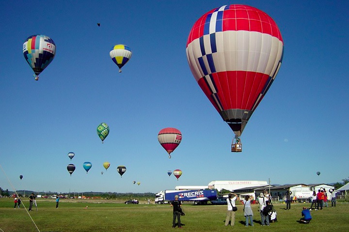 A cidade é considerada a capital brasileira da atividade. Tanto que, por lá, se realiza anualmente o Festival Internacional de Balonismo, que atrai competidores e turistas do mundo todo.