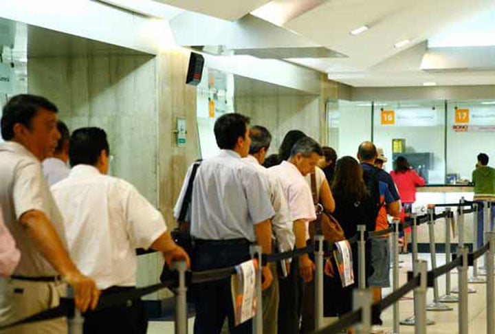 Tente simplificar a vida. Baixe aplicativo para não ficar em fila de banco