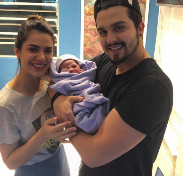 O cantor reduziu a agenda de shows justamente para poder cuidar da filha e  já apareceu com a bebê no colo, celebrando momentos especiais de convívio na experiência inédita da paternidade. 