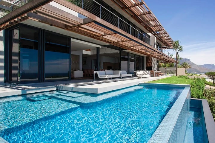 Esse efeito é alcançado por meio de um desnível no qual a água transborda para um reservatório oculto, sendo recirculada por um sistema hidráulico.