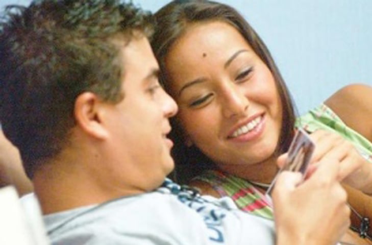 Dhomini venceu o BBB3 e fez um casal carismático com Sabrina Sato, mas o romance rendeu apenas um ano fora da casa. Atualmente, ela é apresentadora da TV Globo, enquanto ele é vendedor de cosméticos e está na edição de 2025 do Power Couple ao lado da esposa.