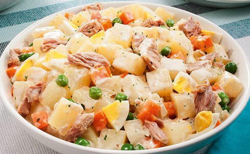 Além de ser utilizada em sanduíches e pizzas, a maionese pode se transformar em salada com diferentes ingredientes, como batatas. Ela também aparece em salpicão e em molhos na feitura de um saboroso macarrão.