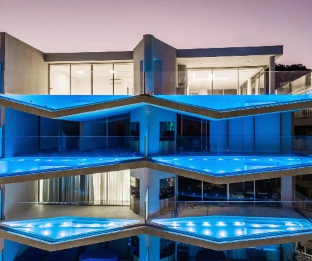 Algo tão inovador que muita gente achou que era de mentira. O fato é que são mesmo piscinas instaladas nas sacadas do edifício, que tem 6 unidades por andar. O prédio tem  4 pavimentos.