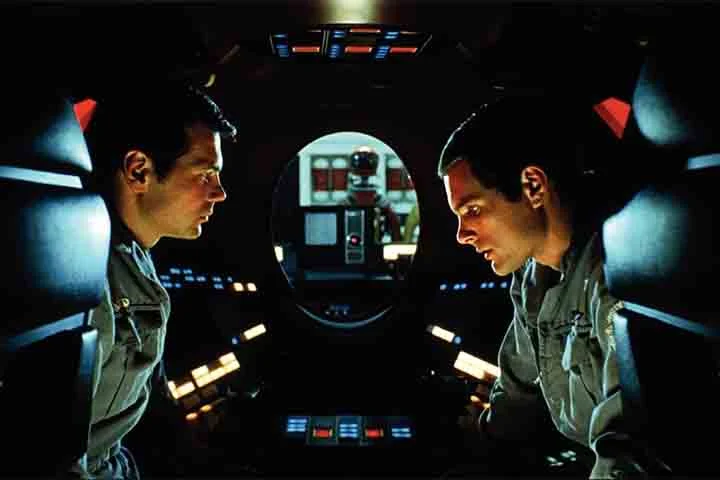 Dessa forma, este filme aborda temas como a evolução da humanidade, inteligência artificial e o papel do ser humano no universo. Ele explora os avanços da tecnologia, com o conflito entre a máquina e o ser humano, sendo quase que uma profecia.