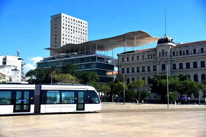 Em sua arquitetura, os dois edifícios são unidos por uma cobertura de concreto que simula ondas do mar. 
