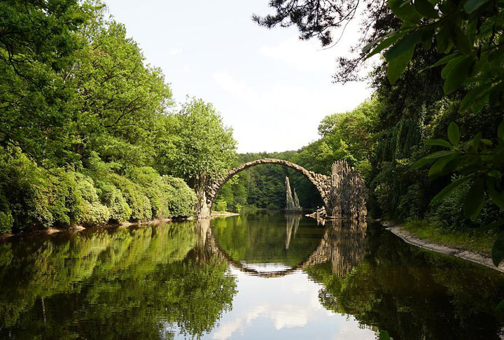 Ponte do Diabo (Alemanha) -  Construída em 1860, a Rakotzbrücke faz parte do Parque Kromlau, criado no século 19, perto da fronteira com a Polônia.  A ponte em arco, refletida na água, forma um círculo.